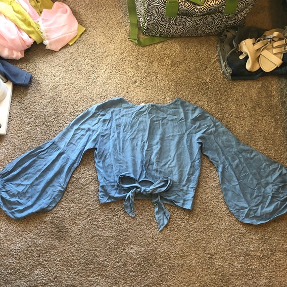 Bell Sleeved shirt - Picture 3 of 3